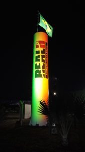 Em um gesto de solidariedade e apoio ao povo gaúcho, o Grupo Real H iluminou a caixa d'água de sua sede com as cores da bandeira do Rio Grande do Sul.